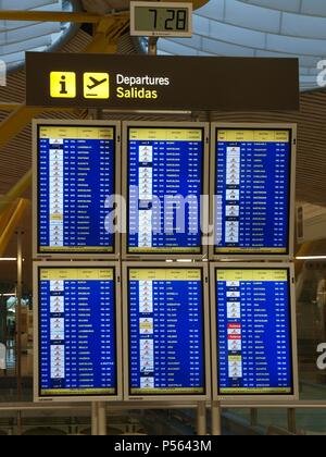 AEROPUERTO DE BARAJAS. Nueva Terminal 4. PANEL DE SALIDAS. Madrid. España. Stockfoto