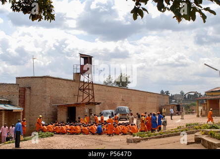 Ruanda, Gitarama, Gefängnis mit 7.500 Gefangenen, meistens für Hutu für Völkermord Verbrechen, Gefangener in orange Kleidung: bereits verurteilt, rosa Kleidung: Warten auf Vorwurf/RUANDA, Gitarama, Gefaengnis mit 7500 Haeftlingen, viele sind Hutu und wegen Genozid Verbrechen inhaftiert, Haeftlingskleidung orange: bereits verurteilt, rosa: Warten auf Anklage Stockfoto