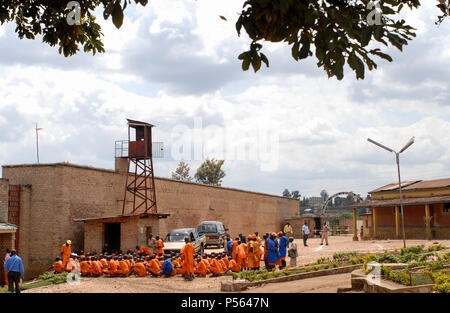 Ruanda, Gitarama, Gefängnis mit 7.500 Gefangenen, meistens für Hutu für Völkermord Verbrechen, Gefangener in orange Kleidung: bereits verurteilt, rosa Kleidung: Warten auf Vorwurf/RUANDA, Gitarama, Gefaengnis mit 7500 Haeftlingen, viele sind Hutu und wegen Genozid Verbrechen inhaftiert, Haeftlingskleidung orange: bereits verurteilt, rosa: Warten auf Anklage Stockfoto