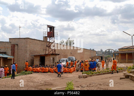 Ruanda, Gitarama, Gefängnis mit 7.500 Gefangenen, meistens für Hutu für Völkermord Verbrechen, Gefangener in orange Kleidung: bereits verurteilt, rosa Kleidung: Warten auf Vorwurf/RUANDA, Gitarama, Gefaengnis mit 7500 Haeftlingen, viele sind Hutu und wegen Genozid Verbrechen inhaftiert, Haeftlingskleidung orange: bereits verurteilt, rosa: Warten auf Anklage Stockfoto