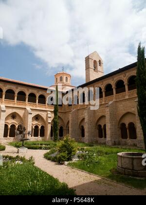 ARTE GOTICO. ESPAÑA. MONASTERIO DE SANTA MARIA DE VALBUENA, CISTERCIENSE. Fundado en el S. XII. Vista parcial del CLAUSTRO. La Galería superior fechada en el S. XIII y el Superior en el S. XIV. Provincia de Valladolid. Castilla-León. Stockfoto