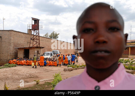 Ruanda, Gitarama, Gefängnis mit 7.500 Gefangenen, meistens für Hutu für Völkermord Verbrechen, Gefangener in orange Kleidung: bereits verurteilt, rosa Kleidung: Warten auf Vorwurf, Kind Gefangener Stockfoto