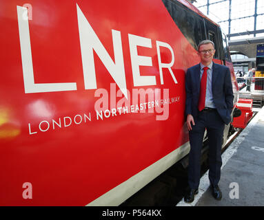 David Horne, der ehemalige Chef der fehlgeschlagenen Rail franchise Virgin Trains Ostküste (VTEC) und jetzt Geschäftsführer der verstaatlichten Betreiber London North Eastern Railway (LNER) Während der Auftaktveranstaltung für das neue Service am Bahnhof Kings Cross in London. Stockfoto