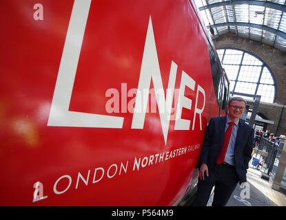 David Horne, der ehemalige Chef der fehlgeschlagenen Rail franchise Virgin Trains Ostküste (VTEC) und jetzt Geschäftsführer der verstaatlichten Betreiber London North Eastern Railway (LNER) Während der Auftaktveranstaltung für das neue Service am Bahnhof Kings Cross in London. Stockfoto