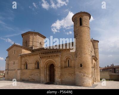 ARTE ROMANICO. ESPAÑA. SAN MARTIN DE FROMISTA. Iglesia románica construida hacia El 1,066. Es el único que Resta elemento del Monasterio Benedictino que mandó construir la Reina Doña Bürgermeister, viuda de Sancho el Mayor de Navarra. Edificio de Planta Basilika Gebäude. FROMISTA. Estado de Palencia. Castilla-León. Stockfoto