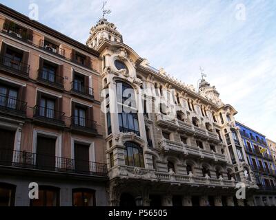 MADRID. Vista del antiguo Edificio de la COMPAÑIA KOLONIAL, situado en la Calle Mayor. La Fachada fue por Miguel MATHET COLOMA proyectada y Jerónimo MATHET Pedro Rodriguez (1907-1909). España. Stockfoto