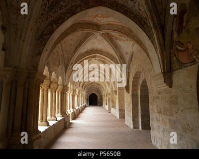 ARTE GOTICO. ESPAÑA. MONASTERIO DE SANTA MARIA DE VALBUENA, CISTERCIENSE. Fundado en el S. XII. CLAUSTRO. Vista parcial de la Galería unterlegen, edificada en el siglo XIII. Provincia de Valladolid. Castilla-León. Stockfoto