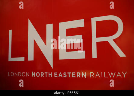 Das Logo für die London North Eastern Railway (LNER) auf der Seite von einem Zug während der Auftaktveranstaltung für den neuen Dienst, der an die Stelle des ausgefallenen Rail franchise Virgin Trains Ostküste (VTEC) gemalt, am Kings Cross Station in London. Stockfoto