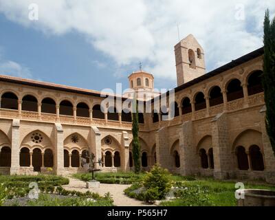 ARTE GOTICO. ESPAÑA. MONASTERIO DE SANTA MARIA DE VALBUENA, CISTERCIENSE. Fundado en el S. XII. Vista parcial del CLAUSTRO. La Galería superior fechada en el S. XIII y el Superior en el S. XIV. Provincia de Valladolid. Castilla-León. Stockfoto