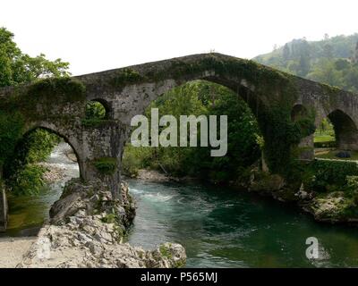 Asturien. CANGAS DE ONIS. Vista del Puente construido en el s. XIII sobre los cimientos de un Puente Romano, con la Cruz de la Victoria en el centro. Por se discurren las Aguas del río SELLA. España. Stockfoto