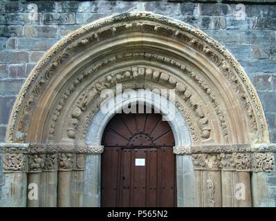 ARTE ROMANICO. ESPAÑA. MONASTERIO DE SANTA MARIA DE PIASCA (S. XII). Vista general de Uno de los pórticos románicos del Edificio. PIASCA. Valle de Liébana. Kantabrien. Stockfoto