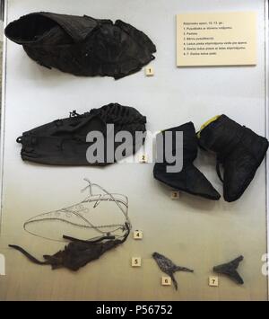 Mittelalter. Baltischen Raum. Lettland. Schuhe. Riga. 12. und 13. Jahrhunderts. Booties, Baby Schuhe, Sporen für Eis. Museum der Geschichte und der Navigation. Riga. Lettland. Stockfoto