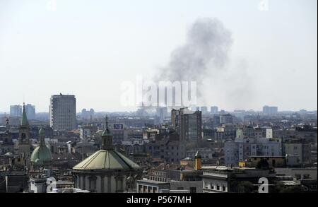 Große Rauchfahne über Mailand zu sehen. Italien. Stockfoto