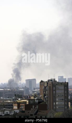 Große Rauchfahne über Mailand zu sehen. Italien. Stockfoto