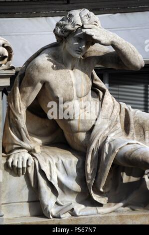 Italien. Mailand. Detail-Skulptur, die die Uhr auf dem Dach eines Gebäudes ziert. Stockfoto