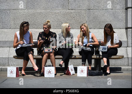 Arbeiter essen Ihr Mittagessen auf dem Trafalgar Square, London, als eine Hitzewelle, die die heißesten Temperaturen in diesem Jahr produzieren könnte fegen über Großbritannien ist. Stockfoto