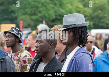 Candid Farbe Bild eines eleganten jungen Mann mit Hut am 2018 Afrika Oye Music Festival im Sefton Park, Liverpool. Stockfoto