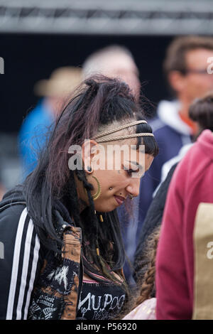 Candid Bild eines stilvollen junge Frau mit Gesichts Piercings und Nase Ringe an die 2018 Afrika Oye Music Festival im Sefton Park, Liverpool. Stockfoto