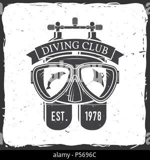 Diving Club. Vector Illustration. Konzept für Hemd oder Logo, Print, Stempel oder T-Stück. Vintage Typografie Design mit Taucherbrille und Tauchflasche Silhouette. Stock Vektor