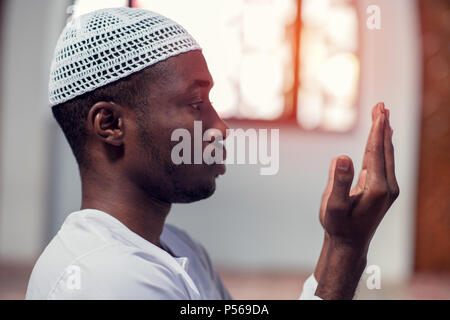 Muslimischer Mann ist In der Moschee beten. Stockfoto
