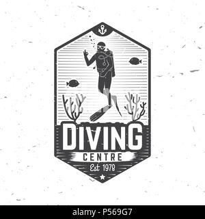 Diving Center. Vector Illustration. Konzept für Hemd oder Logo, Print, Stempel oder T-Stück. Vintage Typografie Design mit diver Silhouette. Stock Vektor