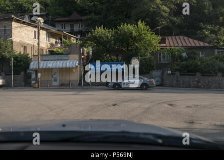 Polizei in Georgien warten auf der Straße Auto anzeigen Stockfoto