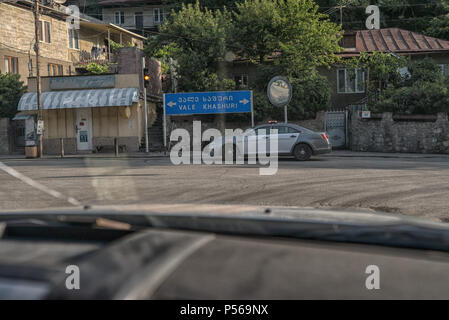 Polizei in Georgien warten auf der Straße Auto anzeigen Stockfoto