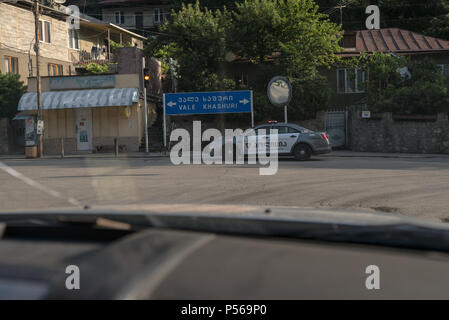 Polizei in Georgien warten auf der Straße Auto anzeigen Stockfoto