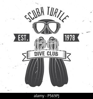 Turtle Scuba Dive Club. Vector Illustration. Konzept für Hemd oder Logo, Print, Stempel oder T-Stück. Vintage Typografie Design mit Taucherbrille und Flossen silho Stock Vektor