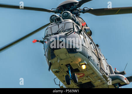 Aerospatiale Eurocopter AS332 Super Puma Helikopter der Schweizer Luftwaffe während aerobatic Display Stockfoto