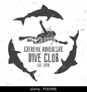 Scuba Diving Club. Vector Illustration. Konzept für Hemd oder Logo, Print, Stempel oder T-Stück. Vintage Typografie Design mit Taucher und Haie Silhouette. Stock Vektor