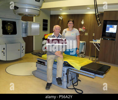 Erwachsene Mann erhält der Strahlentherapie den Kopf in einem Krankenhaus in Barrie, Ontario, Kanada, Nordamerika Stockfoto