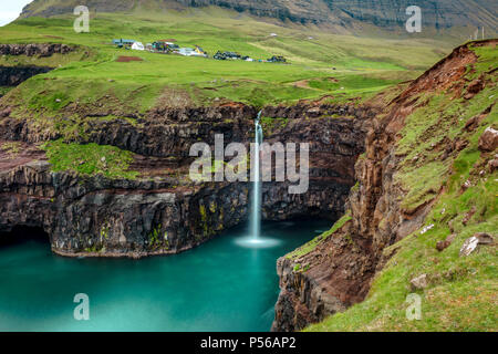 Blick auf Gasadalur Wasserfall in Färöer Inseln Stockfoto
