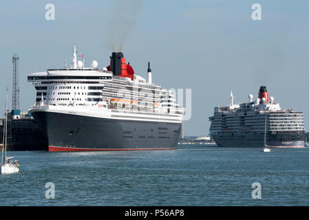 Southampton Wasser, Südengland, Großbritannien. 2018. Queen Mary 2 Neben den QE II Terminal wird die Queen Elizabeth Kreuzfahrt Schiff. Stockfoto