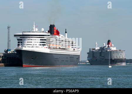 Southampton Wasser, Südengland, Großbritannien. 2018. Queen Mary 2 Neben den QE II Terminal wird die Queen Elizabeth Kreuzfahrt Schiff. Stockfoto