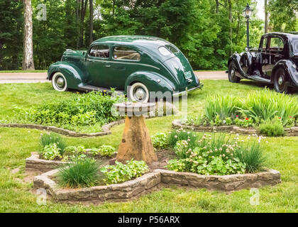 DEARBORN, MI/USA - 16. JUNI 2018: A 1938 Ford Tudor Auto am Henry Ford (THF) Motor aufbringen, in Greenfield Village, in der Nähe von Detroit, Michigan. Stockfoto