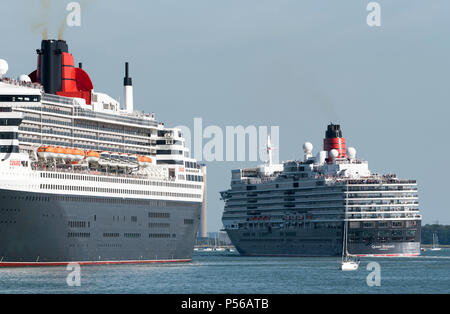 Southampton Wasser, Südengland, Großbritannien. 2018. Queen Mary 2 Neben den QE II Terminal wird die Queen Elizabeth Kreuzfahrt Schiff. Stockfoto