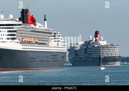 Southampton Wasser, Südengland, Großbritannien. 2018. Queen Mary 2 Neben den QE II Terminal wird die Queen Elizabeth Kreuzfahrt Schiff. Stockfoto