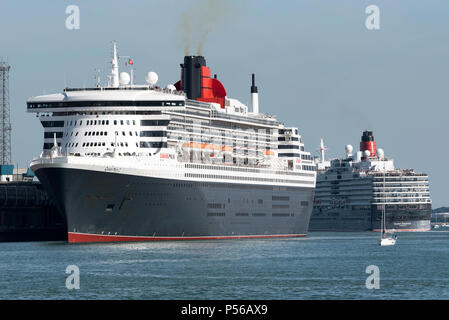 Southampton Wasser, Südengland, Großbritannien. 2018. Queen Mary 2 Neben den QE II Terminal wird die Queen Elizabeth Kreuzfahrt Schiff. Stockfoto