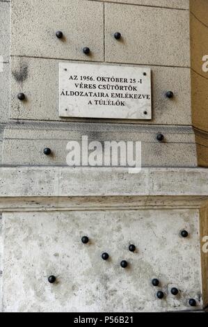 Budapest. Stahlkugeln an der Fassade des ethnographischen Museums in Erinnerung an Menschen, die von der ungarischen kommunistischen Regime getötet. Stockfoto