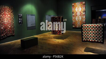 Teppiche in einem Raum arbeiten Frauen und dem Beginn der Industrie gewidmet. Innenraum. Ethnographisches Museum. Budapest. Ungarn. Stockfoto