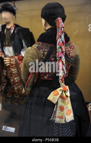 Junge Mädchen in festliche Kirche Winterkleidung. 1870 von Paloc Nogradmarcal, Nograd. Ethnographisches Museum. Budapest. Ungarn. Stockfoto