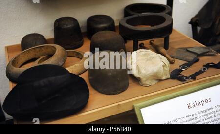 Herstellung der Hüte, früher weit verbreitet in Ungarn eingesetzt. Spiegelt die regionale Unterschiede, soziale und berufliche. Das ethnographische Museum. Budapest, Ungarn. Stockfoto