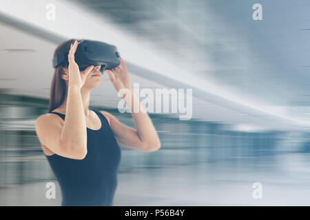 Junge Frau mit Virtual reality Brillen. Technologie der Gegenwart und der Zukunft Stockfoto