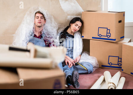 Junges Paar Tagträumen über ihre Zukunft nach dem Verschieben in Stockfoto