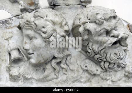 Römisches Relief, die Masken des Dionysos und Silenos. Marmor. Erste Hälfte des 2. Museum der Bildenden Künste Budapest. Ungarn. Stockfoto