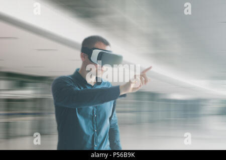 Ein Mann in der virtuellen Realität Gläser. Technologie der Gegenwart und der Zukunft Stockfoto