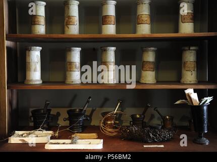 Alte Apotheke. Reproduktion einer antiken Labor, wo Drogen für Marketing produziert werden. Mörtel und Gläsern. Pharmacy Museum. Turku. Finnland. Stockfoto