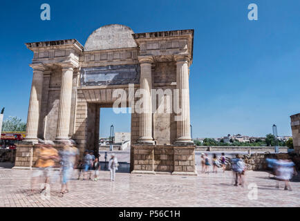 Cordoba, Spanien - 9. Juli 2017: Tor der Brücke ist eine der drei nur Türen, die der Stadt erhalten sind, in der Römischen Epoche United die Stadt mit t Stockfoto