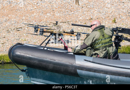 Military Boot mit einem militärischen Kampf Drone, entworfen von Mike Ring der Ring Powercraft, am Fluss Arun, Littlehampton, West Sussex, England, UK. Stockfoto